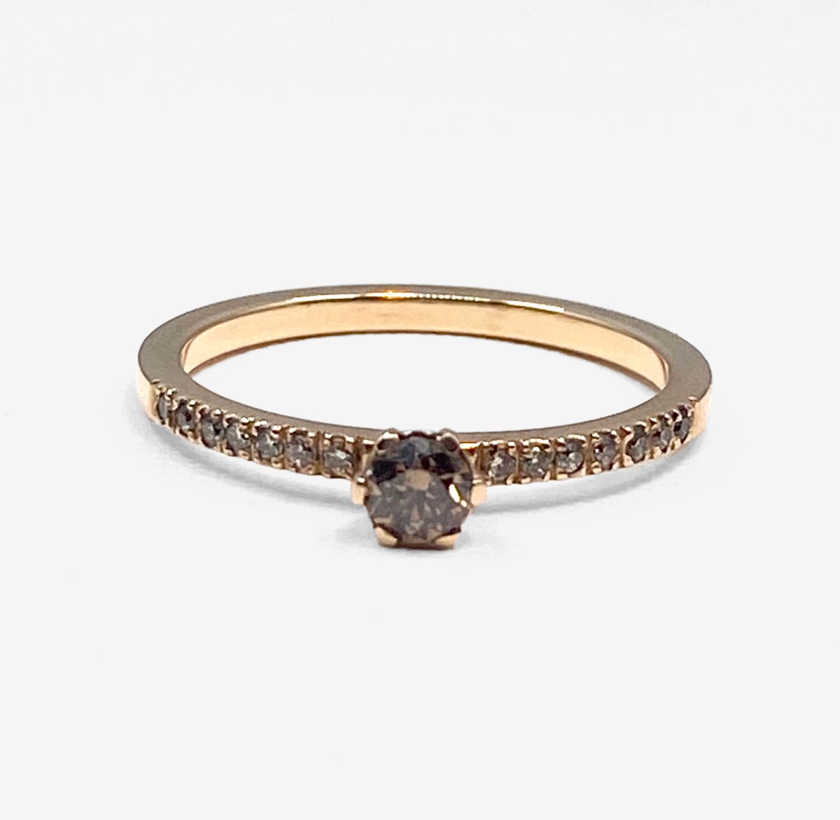 Tiny Dancer solitär – 18k roséguld, coffee diamant 0.15ct och sidostenar - Bild 4
