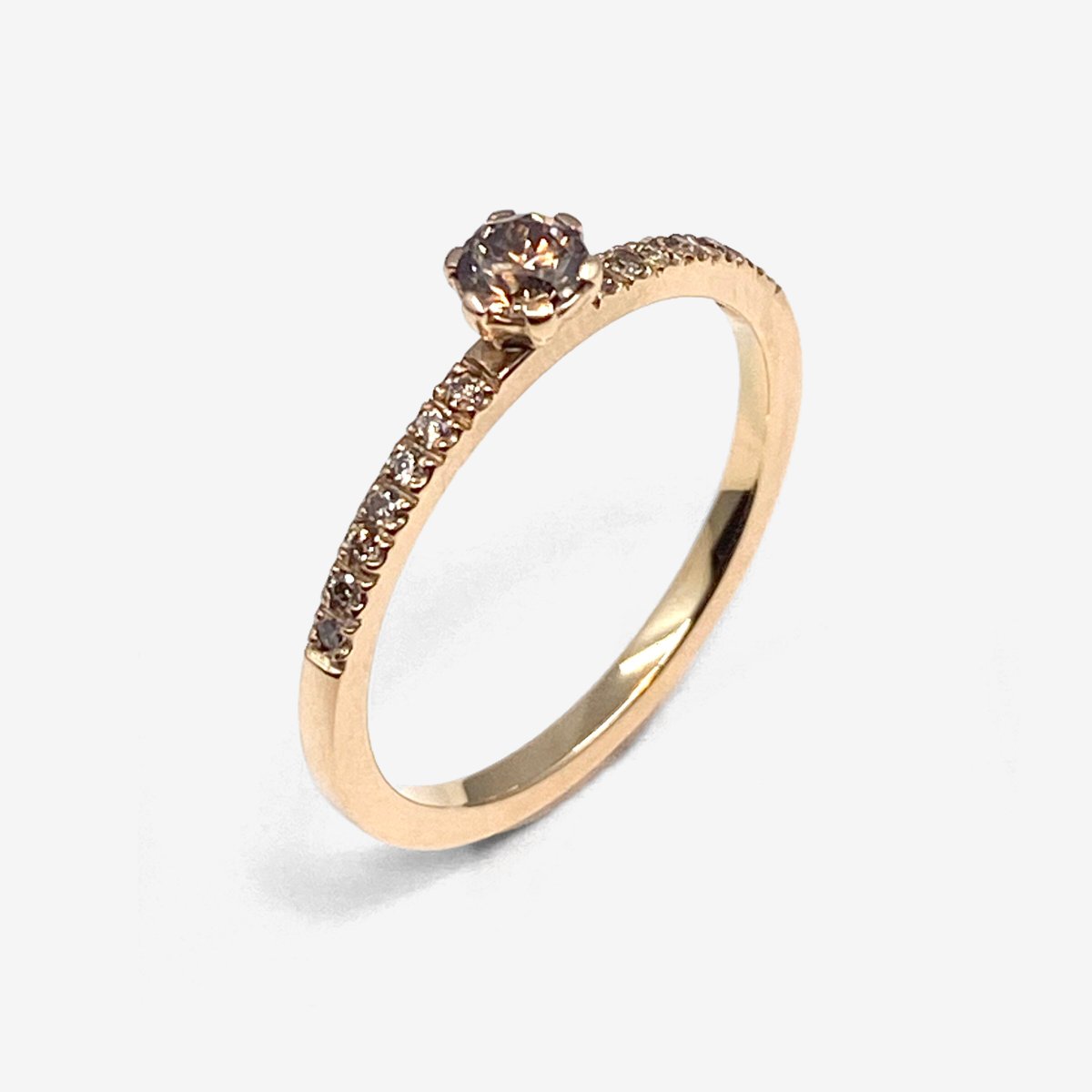 Tiny Dancer solitär – 18k roséguld, coffee diamant 0.15ct och sidostenar