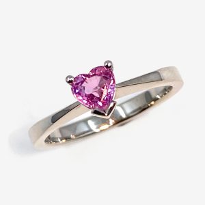 Be My Wife ”Pink Sapphire” – 18k vitguld, hjärtslipad safir