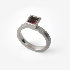 Nola ring – 18k vitguld, rosa turmalin