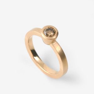 Nola ring – 18k guld, coffee diamant