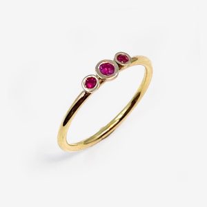 Tiny Dancer trestensring – 18k guld, rubiner