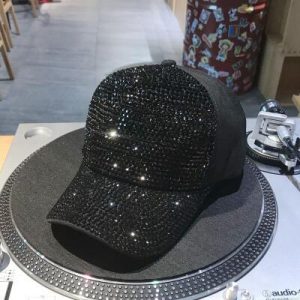 Keps med strass och paljetter