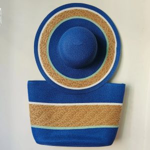 Stråhatt och blå strandväska