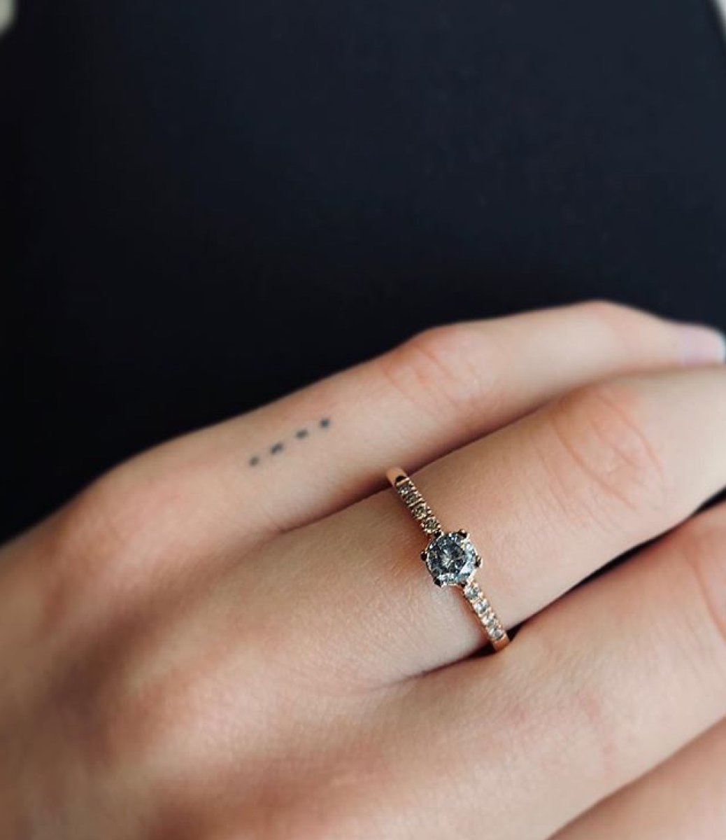 Tiny Dancer solitär – 18k roséguld, grå diamant 0.30ct och sidostenar - Bild 3