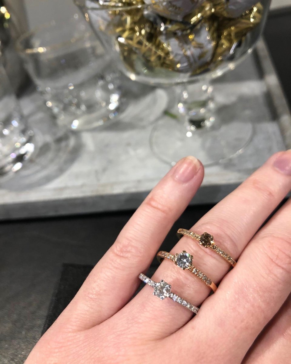 Tiny Dancer solitär – 18k roséguld, coffee diamant 0.15ct och sidostenar - Bild 3